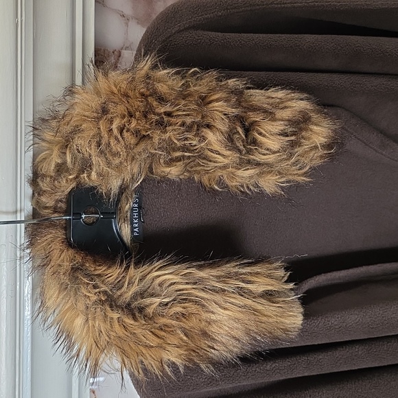 Elegant Brown Faux Fur Trimmed Cape Coat 🤎  PRE LOVED - Picture 2 of 6